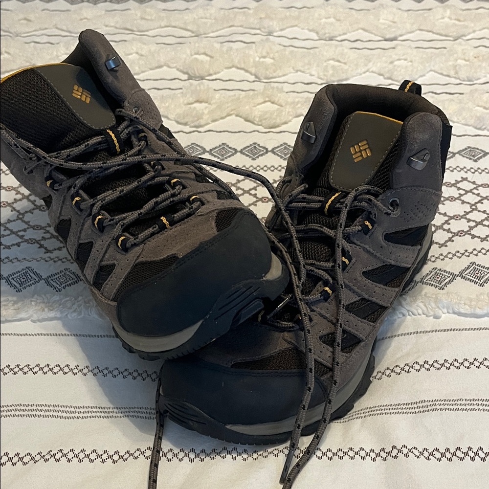 Columbia Men's Gray and Black Athletic Shoes